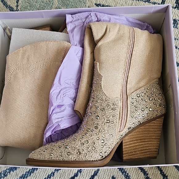 Elegant Cream Western Boots - Picture 5 of 5